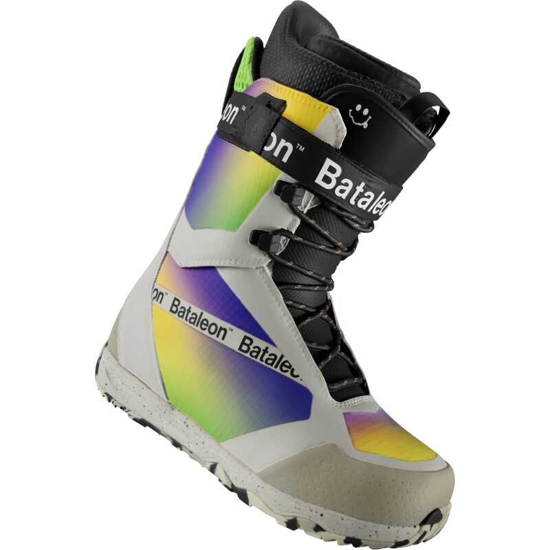 Snowboard boots with laces and color fade uppers