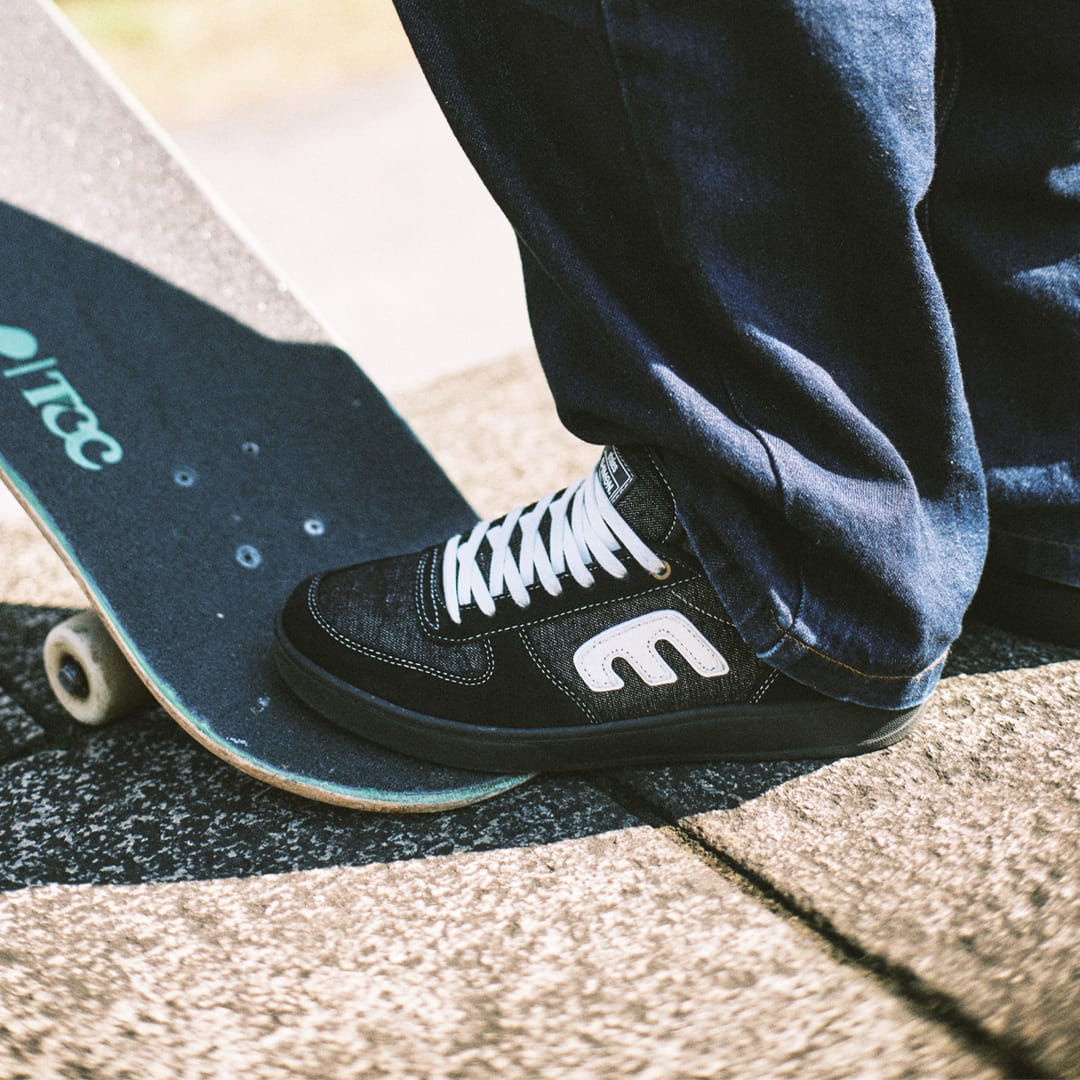 Etnies Emerson x Shimon Black and Gum collaboration shoe featuring STI Evolution Foam and 400NBS rubber outsole.